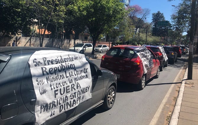 Abogados se manifiestan contra directora de Dinapi