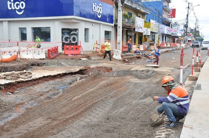 Lento reinicio de labores en zona devastada por obras del metrobús