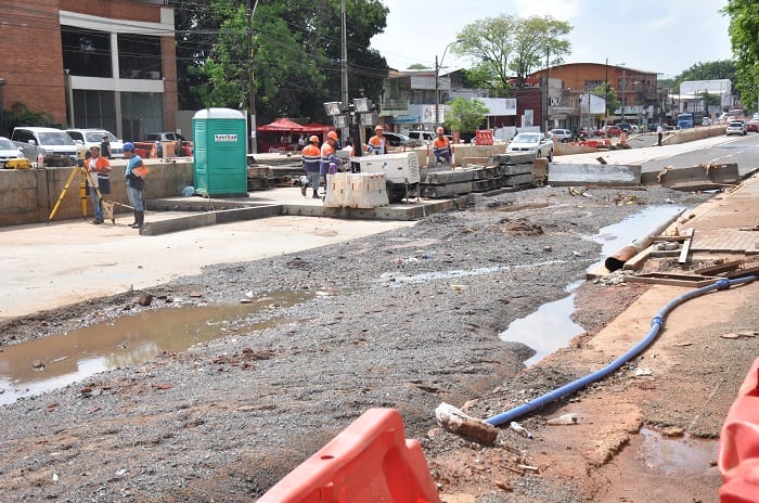 Retoman actividades luego de inundación en zona del metrobús