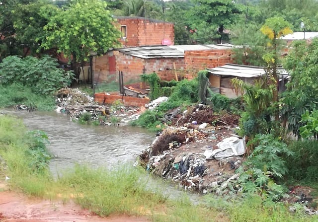 Madre urge ayuda ante agobiante crecida
