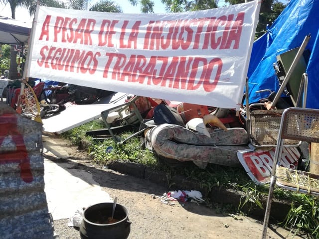 Familia vive en la calle luego de desalojo “arbitrario de su vivienda”
