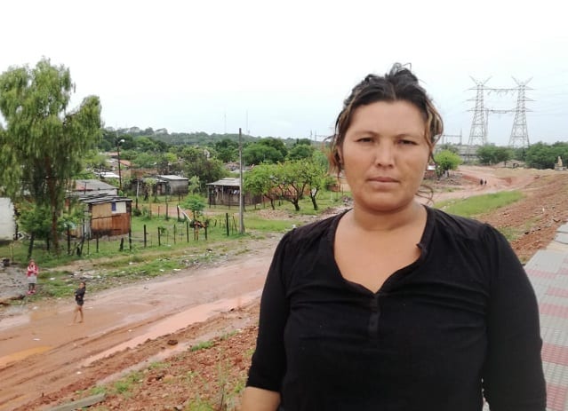 Madre urge ayuda ante agobiante crecida