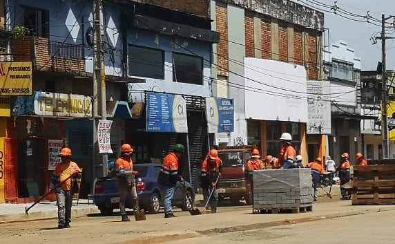 Con palas y sin maquinarias, funcionarios de Mota Engil operan en zona de obras