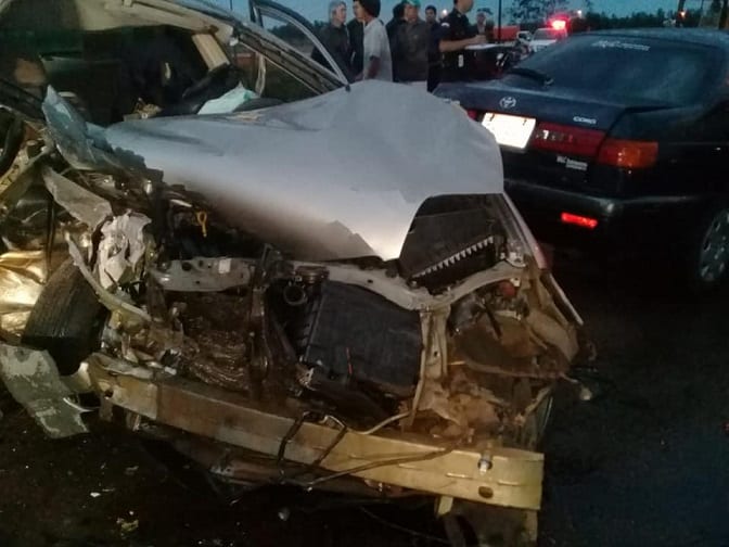 Un policía y una mujer perecen en accidente