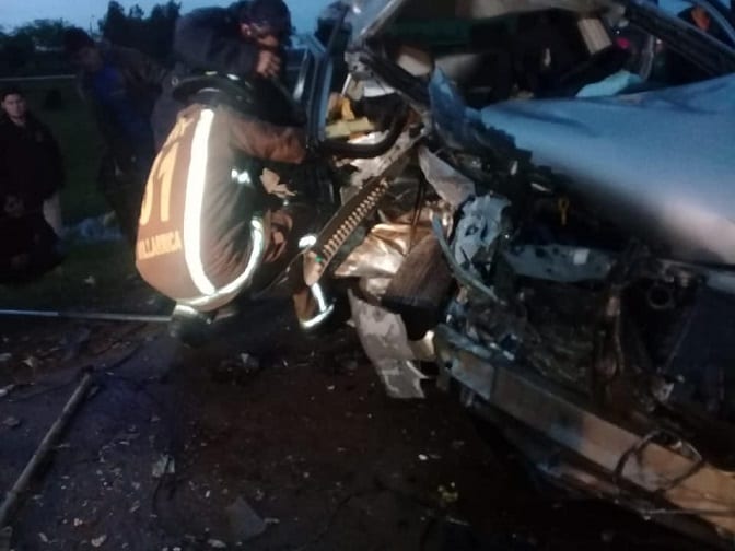 Un policía y una mujer perecen en accidente