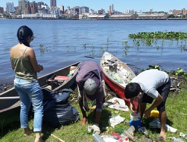 Jóvenes limpian la Costanera de Asunción para crear conciencia