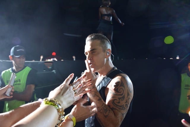 Robbie Williams encanta con una entrega plena a su público