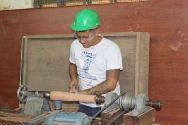 Invitan a jóvenes a inscribirse para acceder a becas y aprender oficios