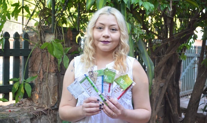 Joven madre elabora lápices ecológicos plantables