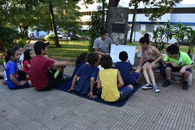 Joven autodidacta enseña inglés gratis a niños de escasos recursos