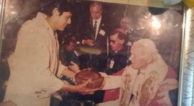 Muere líder nativo recordado por entregar ofrenda a Juan Pablo II