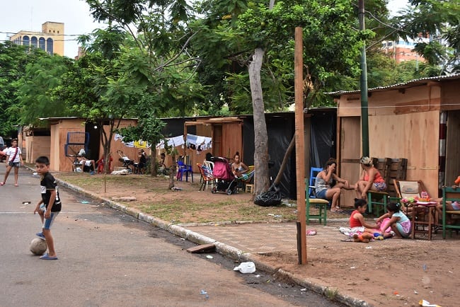 Damnificados seguirán en plazas en medio de penurias