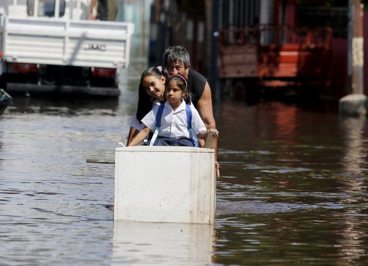 Abuelo usa heladera como embarcación para que sus nietas no pierdan clases