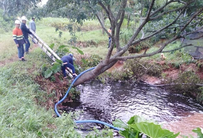 Buscan mitigar consecuencias de derrame de combustible en arroyo