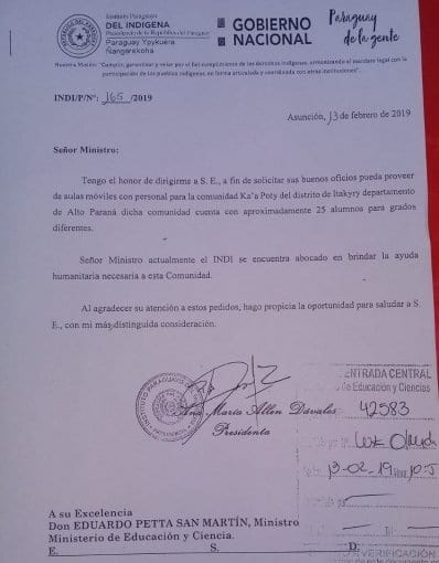Alumnos que dan clases bajo carpas urgen respuestas del MEC