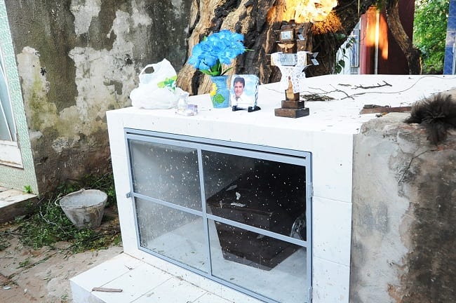 Mujer no halla restos de su padre en cementerio