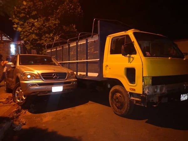 Camión cargado con contrabando embiste contra camioneta
