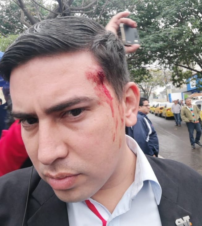 Policías y taxistas se enfrentan