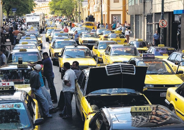 10 datos para entender la “guerra” entre taxistas y ubers