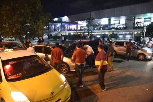 10 datos para entender la “guerra” entre taxistas y ubers