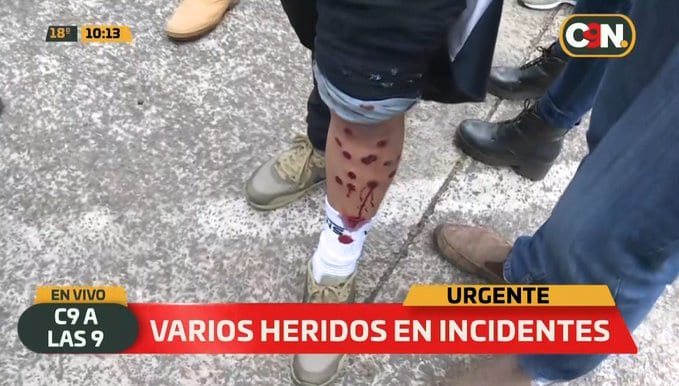 Policías y taxistas se enfrentan