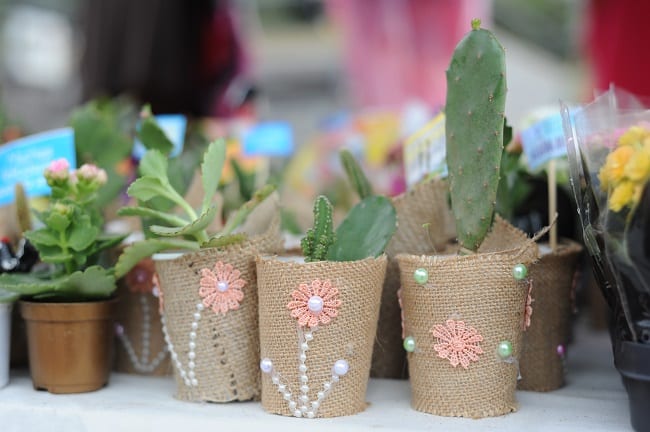 Artesanos exponen innovadores obsequios para el Día de la Amistad
