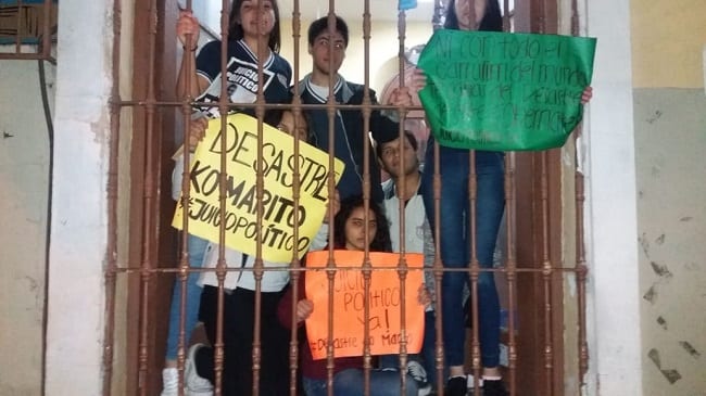 Estudiantes secundarios y universitarios exigen juicio político