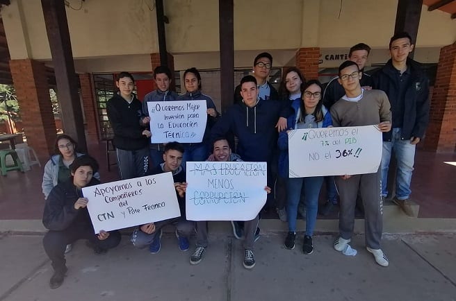 Estudiantes secundarios y universitarios exigen juicio político