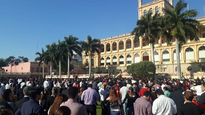 Funcionarios públicos reciben con vítores a Abdo Benítez