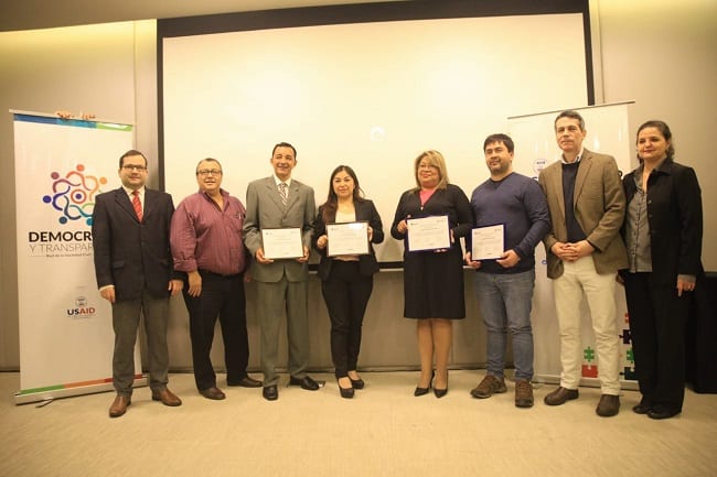 Premian a periodistas por transparencia en publicaciones