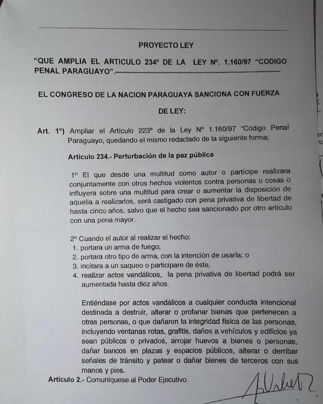 Diputado propone 10 años de cárcel por lanzar huevos a políticos