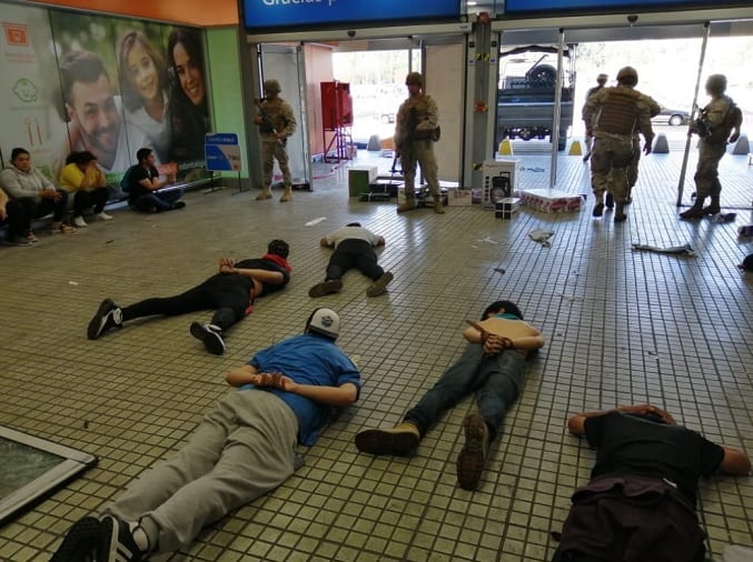 Chile: 11 impactantes imágenes de los saqueos y violentas protestas
