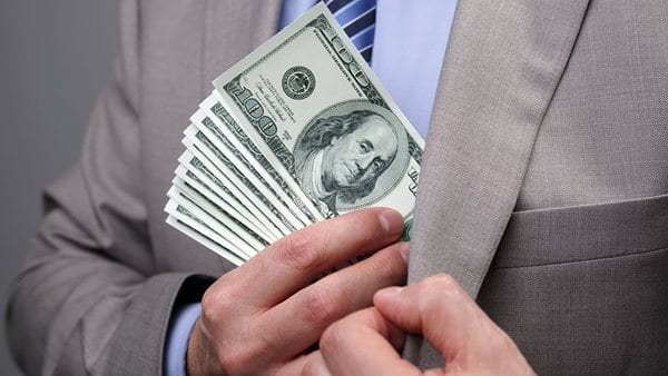 Banquero explica 10 claves para “ganar dinero con ética”