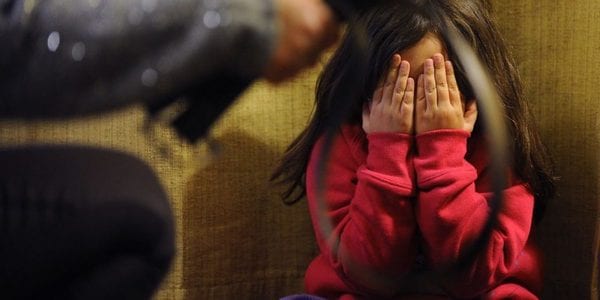 Abuso infantil en el entorno familiar: 10 datos para estar en alerta