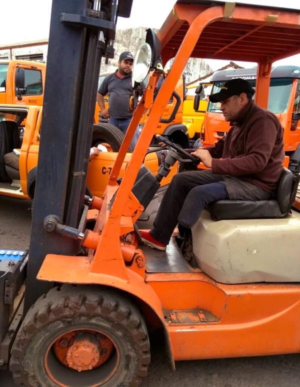 Carencia de una pierna no le impide operar montacargas