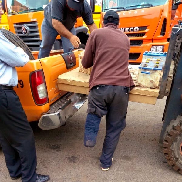 Carencia de una pierna no le impide operar montacargas