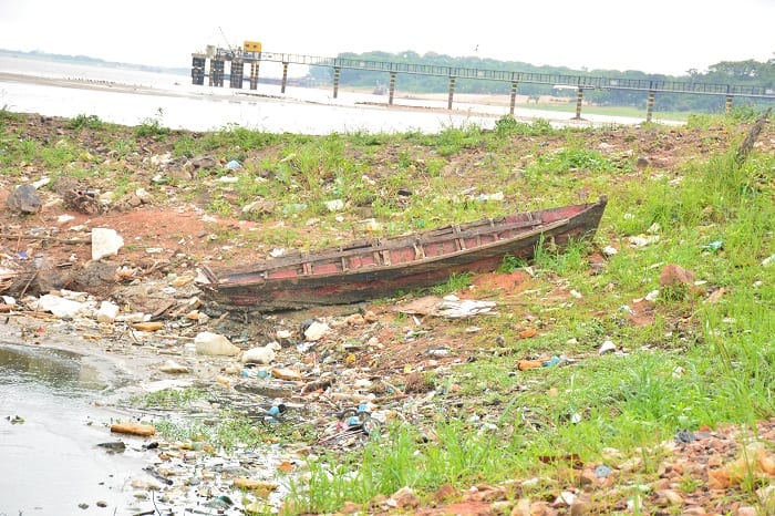 10 imágenes del río Paraguay convertido en un basural