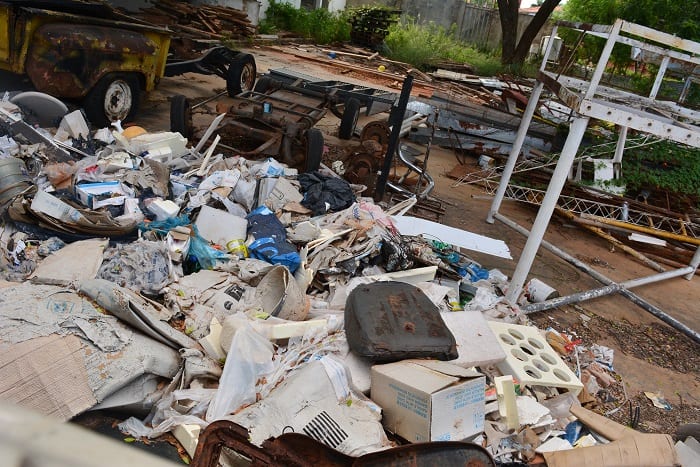 Basural en surtidor abandonado continúa a la vista de todos