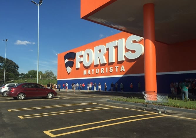 Circulan imágenes de aglomeración en local mayorista habilitado
