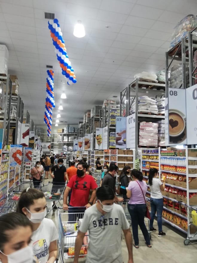 Circulan imágenes de aglomeración en local mayorista habilitado