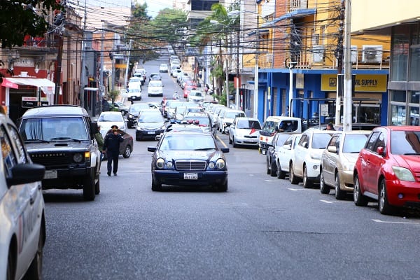 Jubilados se movilizan en caravana exigiendo intervención de la Caja Bancaria
