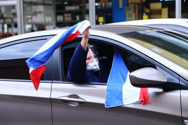 Jubilados se movilizan en caravana exigiendo intervención de la Caja Bancaria