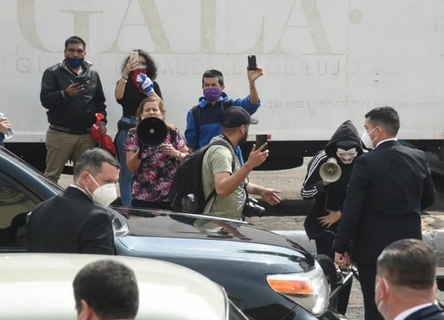 Escrachan a Sol Cartes en su boda