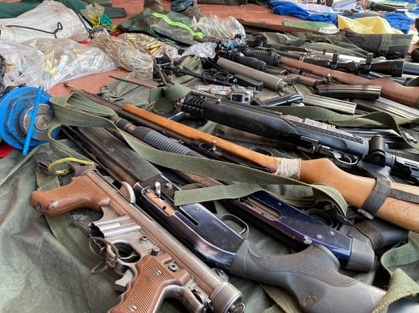 Armas, proyectiles y celulares, entre las evidencias halladas en campamento