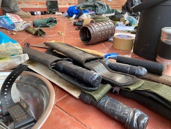 Armas, proyectiles y celulares, entre las evidencias halladas en campamento