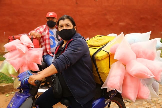 Con venta de algodones de azúcar, matrimonio saca adelante a su familia