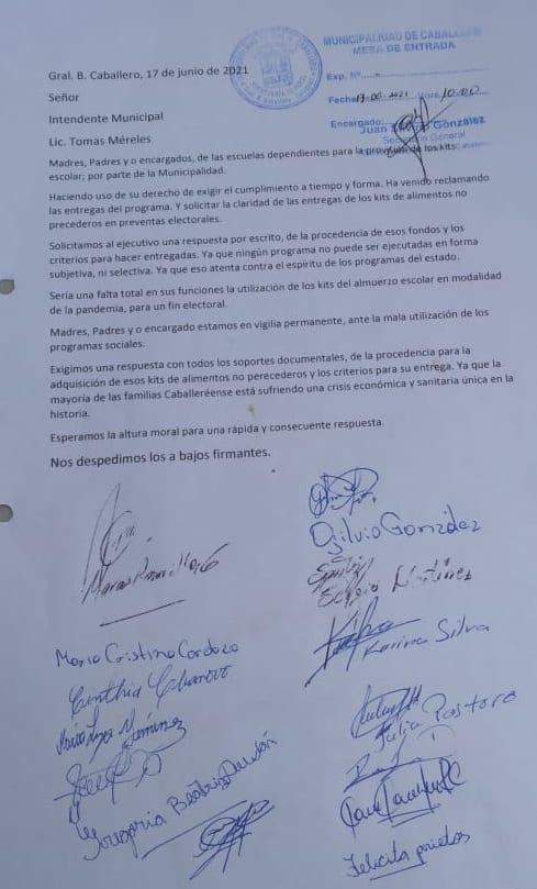 Padres exigen entrega de kits de almuerzo escolar en Caballero