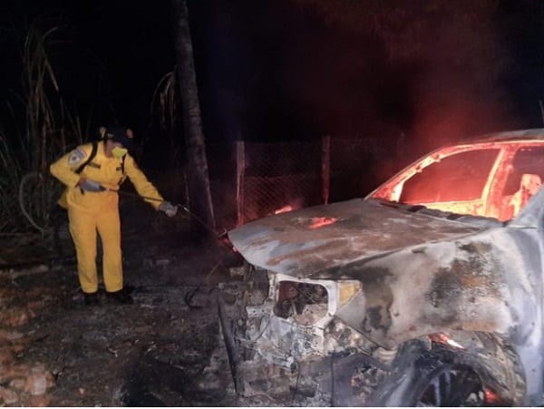 Insólito: Asado termina incendiando una Hilux