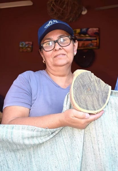 Artesanía de vanguardia: Alicia Páez de Rojas revoluciona con técnicas de teñido natural en Carapeguá