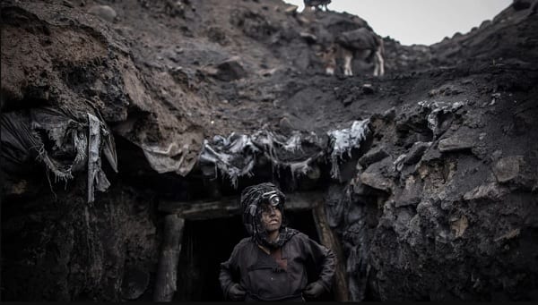 Foto de niñas ucranianas, símbolo de resiliencia infantil en la guerra